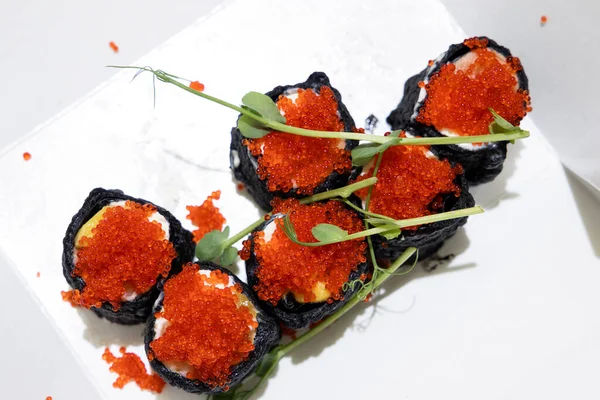 Rouleaux Sushi Rustiques Faits Maison Avec Caviar Rouge Sur Table — Photo