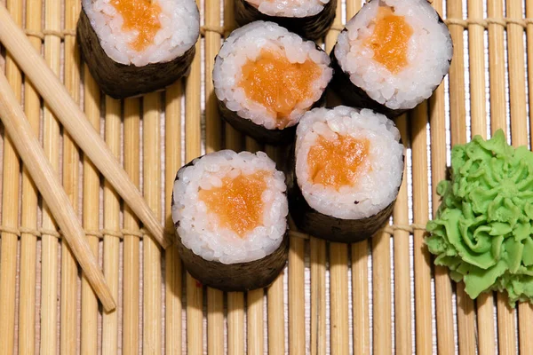Casa Fez Rolos Sushi Maki Com Peixe Salmão Cru Tapete — Fotografia de Stock