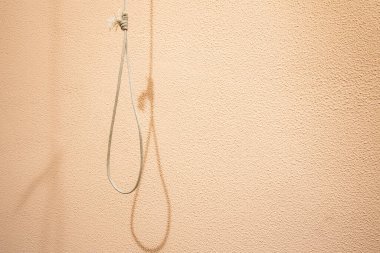Nötr dokulu duvar arkaplanı boşluğunda asılı döngü intihar aracının insan zihinsel sorunları ve yaşam krizi sosyal konsepti resmi