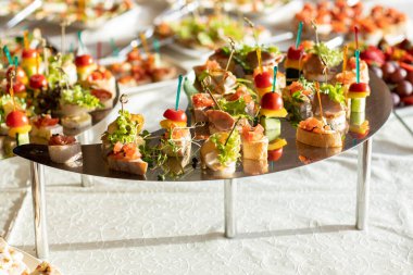 Küçük sandviçli ziyafet masası. Vejetaryen yemek fotoğrafçılığı.