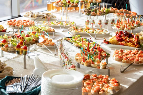 Banquete Mesa Jantar Restaurante Salão Pratos Com Simples Sanduíches Decorativos — Fotografia de Stock