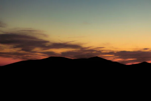 Montagne Crête Silhouette Paysage Arrière Plan Temps Dramatique Lunatique Avec — Photo