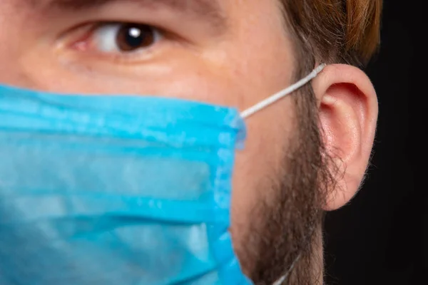 ソフトフォーカス耳と呼吸の薬マスクを持つ男性の顔の肖像 — ストック写真