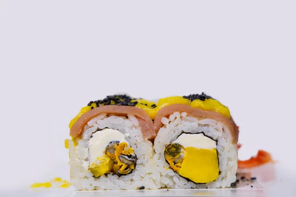 Rouleaux Sushi Avec Avocat Cuisine Japonaise Photographie Culinaire Sur Fond — Photo