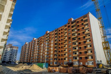 İnşaat endüstrisi alanı tuğla dış cephe şekli ve yüksek vinç