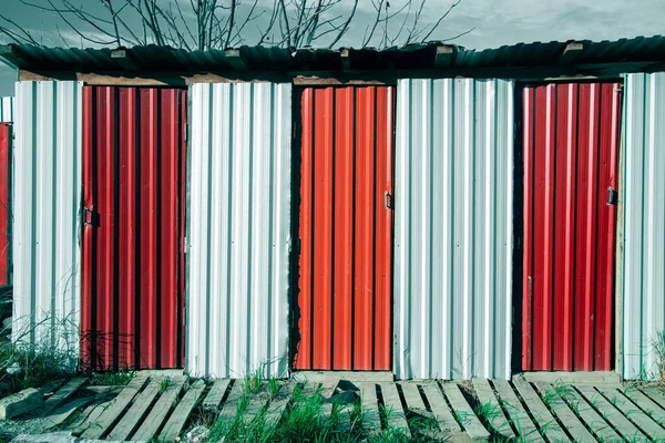 Rustikální Kovové Konstrukce Tvar Stěny Červená Bílá Barva Průmyslovém Prostoru — Stock fotografie