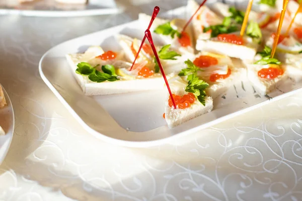 Banket Canape Met Kaviaar Soft Focus Cafe Food Fotografie Witte — Stockfoto