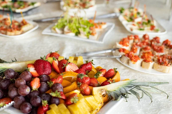 Zomertijd Vers Fruit Eten Banket Evenement Aardbei Druiven Ananas Stukken — Stockfoto