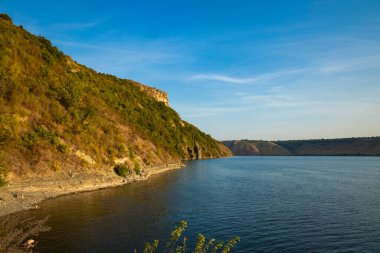 Eylül ayında sonbahar mevsiminin başlangıcında kahverengi kayalık tepe manzaralı nehir kıyısı manzaralı doğa fotoğrafçılığı