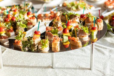 Yemek tepsisinde küçük sandviçlerle dolu yemek masası. Arka plan fotoğrafçılık alanı.