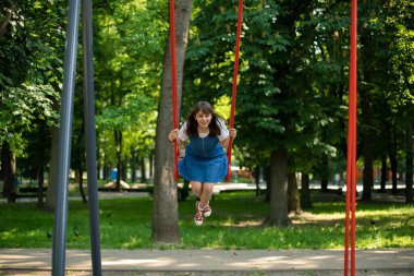 Salıncak atlıkarıncada güzel, çekici, neşeli genç kız yaz zamanı eğlence parkında kadın portresi ve mutlu duygu konsepti dışında.