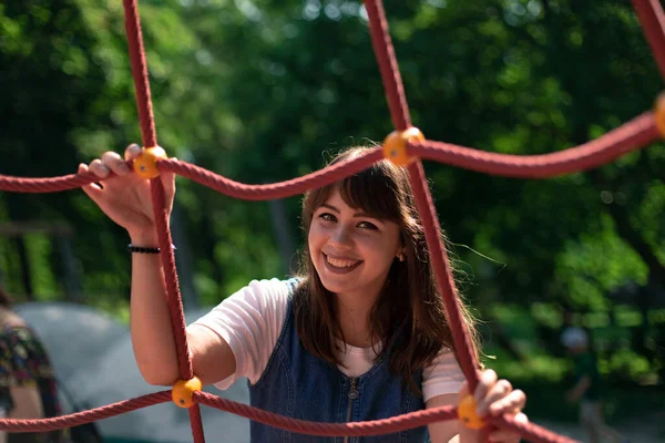 Candid Άτομα Αξιολάτρευτο Χαρούμενο Κορίτσι Πορτρέτο Φωτογραφία Στο Πάρκο Υπαίθρια — Φωτογραφία Αρχείου