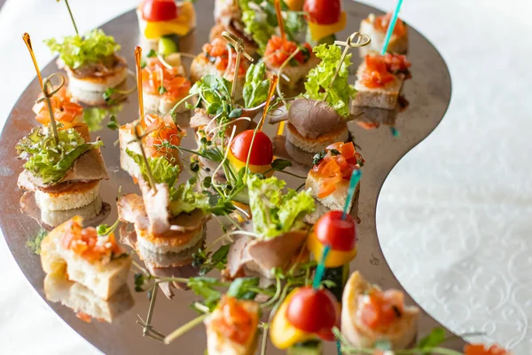 Banket Tafel Kleine Sandwiches Grijs Dienblad Heerlijk Eten Fotografie Achtergrond — Stockfoto