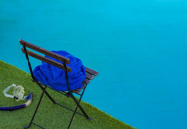 素朴なスイミングプールバックヤードスペース椅子と青の水空間近くのシュノーケリングマスクシンプルな背景パターンコピースペース — ストック写真