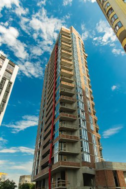 Mimari yüksek bina şehir manzarası şehir simgesi mavi gökyüzü arkaplan dikey resim öngörüsü