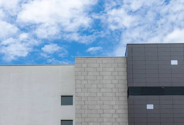 建築ファサード外壁形状壁紙パターンあなたのテキストのための空のコピースペースと青い空の白い雲のポスターを構築ここ — ストック写真