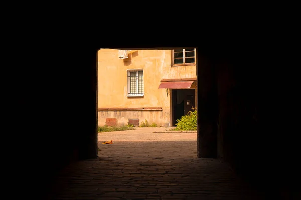 Leere Straße Altstadt Hinterhof Bogen Passage Schatten Rahmen Arbeit Außerhalb — Stockfoto