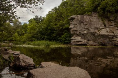 Kasvetli manzara nehir kanyonu manzarası bulutlu hava saatinde kayalık çevre