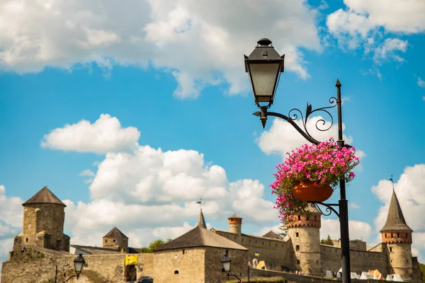 Historické Staré Město Ulice Lucerna Lampa Květ Květinová Váza Středověkým — Stock fotografie