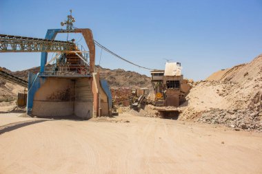 Küresel ısınma çevresel kirlilik endüstriyel konsept resim çalışmayan bitki orta çölde