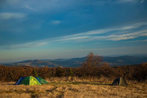 Viagem Estilo Vida Paisagem Lado Acampamento Tenda Prado Highland Montanha — Fotografia de Stock