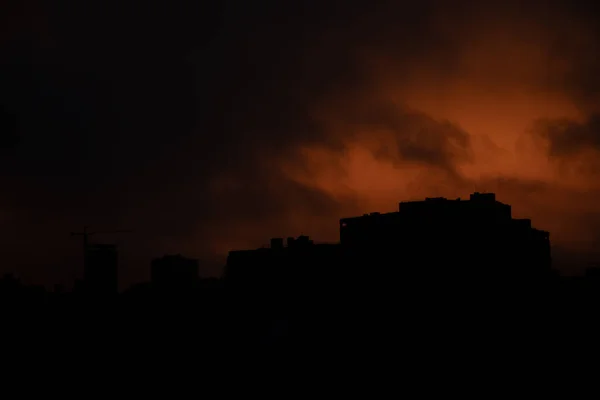 Moody Dramatic Orange Living Apartment Building Silhouette Sunset Cloudy Evening — Foto de Stock