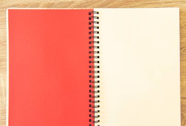 Not defteri ofis desenli duvar kağıdı arkaplan kavramı. Yukarıdan gelen beyaz ve kırmızı kağıtlar için boş kopya alanı ile birlikte.