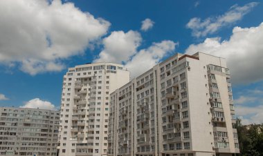 Doğu Avrupa ortak yaşam alanı bina mimarisi bir sürü pencereli gri dış duvar