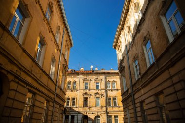 Ortaçağ dış cephelerindeki ortaçağ binaları arasındaki eski şehir caddesi dar yolu açık hava saatinde aşağıdan kent simgesi kare şeklindeki manzara