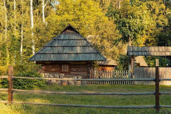 ウクライナの村農村素朴なランドマークビュー公園屋外ガーデン地区と秋の太陽の照明で木造住宅のコテージ — ストック写真