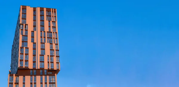 現代都市の広告パノラマ高オフィスビルのアパート太陽の中でオレンジ色の照明を設定青い空の背景あなたのテキストのための空のコピースペースここでポスター壁紙のコンセプト画像 — ストック写真