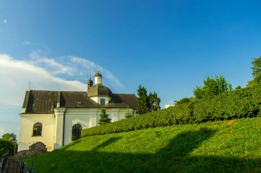 Manastır yeşil yaz manzarası manzarası manzarası mavi gökyüzü arka planı