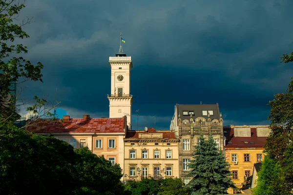 嵐の前に曇りの空の背景を持つウクライナの建物や塔の建築物のヨーロッパ中世の旧市街のランドマークビュー — ストック写真