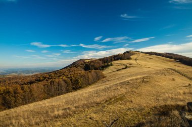 Eylül ayının sonbaharında sırt çantalı kızla dağ manzarası açık hava saatinde Highland Ridge 'e geri dönüyor.