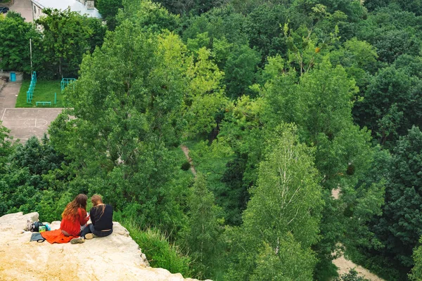 Ρουστίκ Συνάντηση Των Δύο Κορίτσι Στην Άκρη Του Μικρού Βράχου — Φωτογραφία Αρχείου