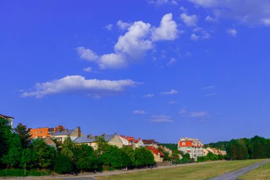 Yeşil ekolojik şehir bölgesinin dışında küçük kulübeler parktaki binalar açık havada doğa alanı açık hava saatinde