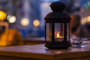 Şenlikli fener Noel tatili açık hava akşam sokak manzarası odaklanmamış bokeh çelenk aydınlatma