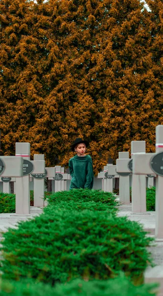 Joven Dama Simpático Retrato Cementerio Aire Libre Espacio Con Verde — Foto de Stock