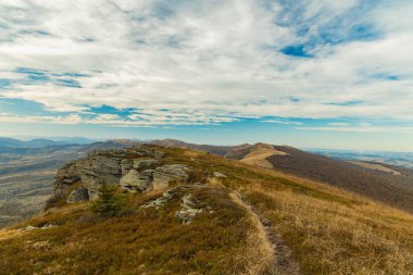 Sonbahar dağ manzarası Eylül kasvetli hava zamanı dağlık arazi manzarası