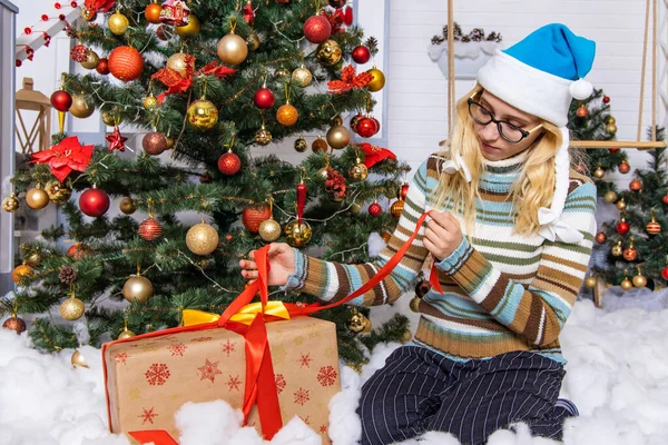 Adolescente Chica Navidad Vacaciones Retrato Expresión Sobre Regalo Bajo Árbol —  Fotos de Stock