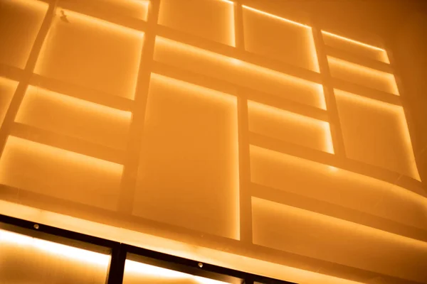 Interieur Ontwerp Gele Lichtmuur Glad Oppervlak Met Reflectie Van Plank — Stockfoto