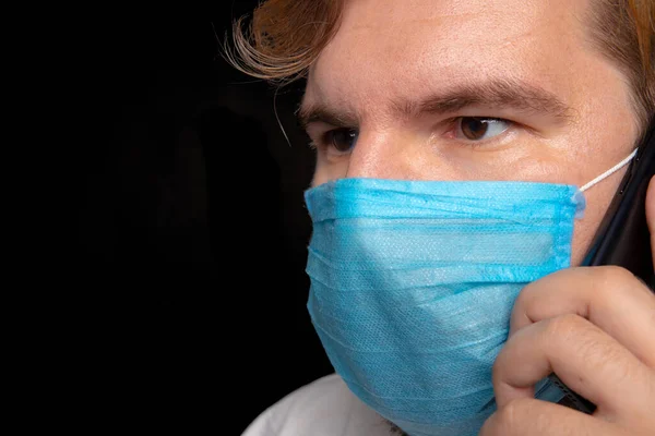 Medico Con Maschera Sul Viso Parlare Telefono Sfondo Nero Spazio — Foto Stock