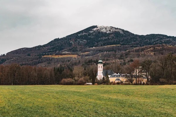 Utkanter kloster byggnad i Europa lynnig höst grå miljö utrymme park utomhus område med höglandet berg bakgrund landskap — Stockfoto