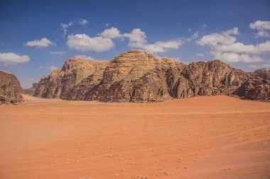 Çöl manzarası. Orta Doğu manzarası. Kayalık kum taşı dağı.
