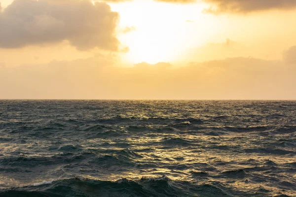 Deniz Dalgaları Fırtınalı Bir Akşam Gün Batımı Doğa Manzaralı Duvar — Stok fotoğraf