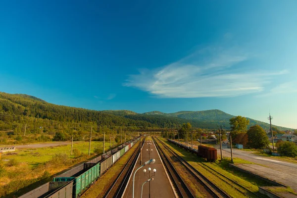 Ukrayna 'daki eski tren istasyonu Karpat Dağları temiz doğa manzaralı çevre alanı açık hava zamanı