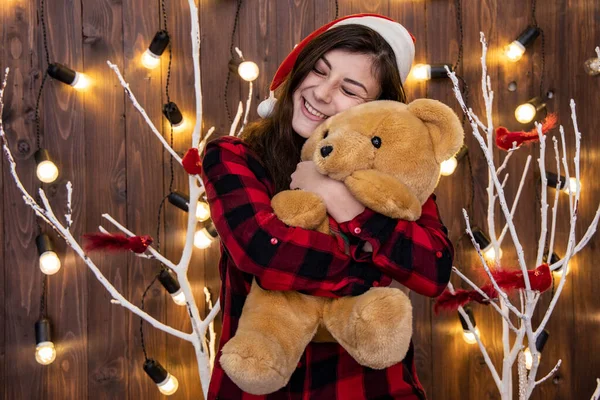 Navidad Tiempo Feliz Chica Alegre Retrato Sonriente Abrazo Osito Peluche —  Fotos de Stock