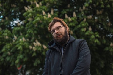 çirkin orta yaşlı sakallı erkek portresi parkın açık hava ortamında