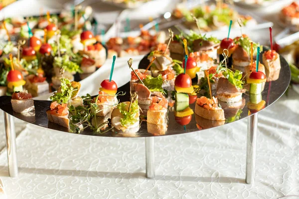 Diner Banketzaal Smakelijk Kleine Sandwiches Voedsel Fotografie Tafel Witte Achtergrond — Stockfoto