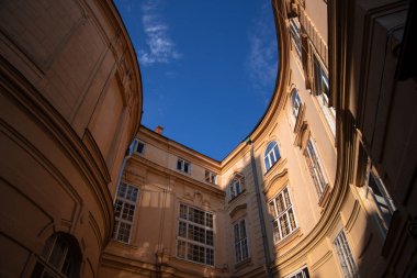 Rönesans mimarisi sarayın dış cephesi duvar ve pencere şehir simgesi fotoğrafçılığı aşağıdan canlı mavi gökyüzü arkaplan görüntüsü öngörüyor